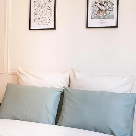 Le Petit Haussmann Apartment *