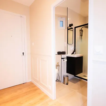 Le Petit Haussmann Apartment *